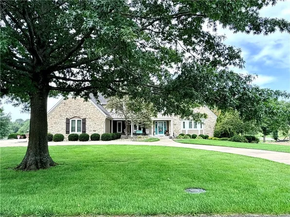15592 S Greenwood St, Olathe, KS 66062