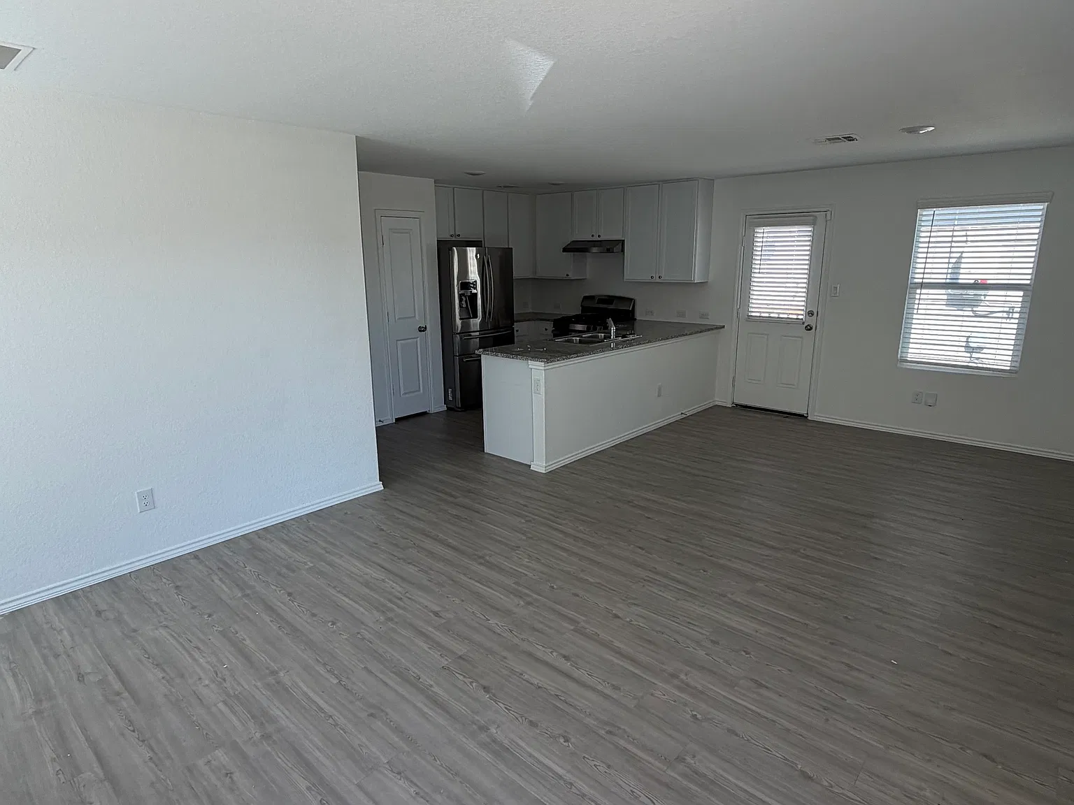 3 bed, 1129 sqft, $1,650 — Photo 2