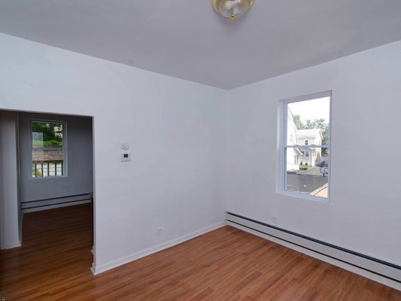 4th image of 171 Paine Ave