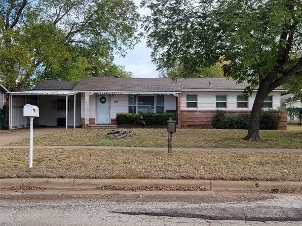 1413 Hillcrest Dr, Graham, TX 76450