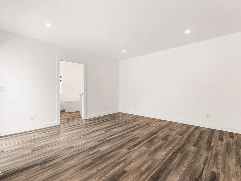 7637 Radford Ave — Photo 24
