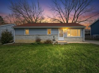 349 Woodland Dr, Grayslake, IL 60030