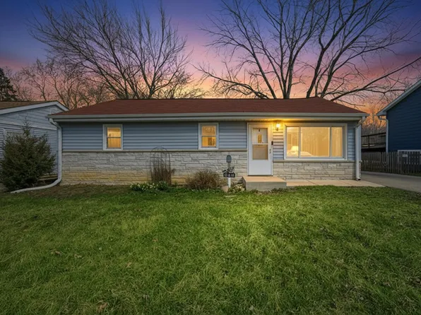 349 Woodland Dr, Grayslake, IL 60030