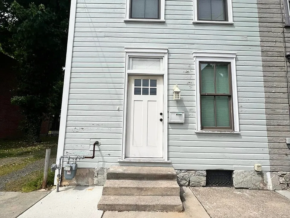 137 E Pomfret St