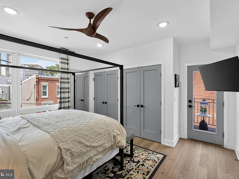2457 Carpenter St #2 — Photo 8