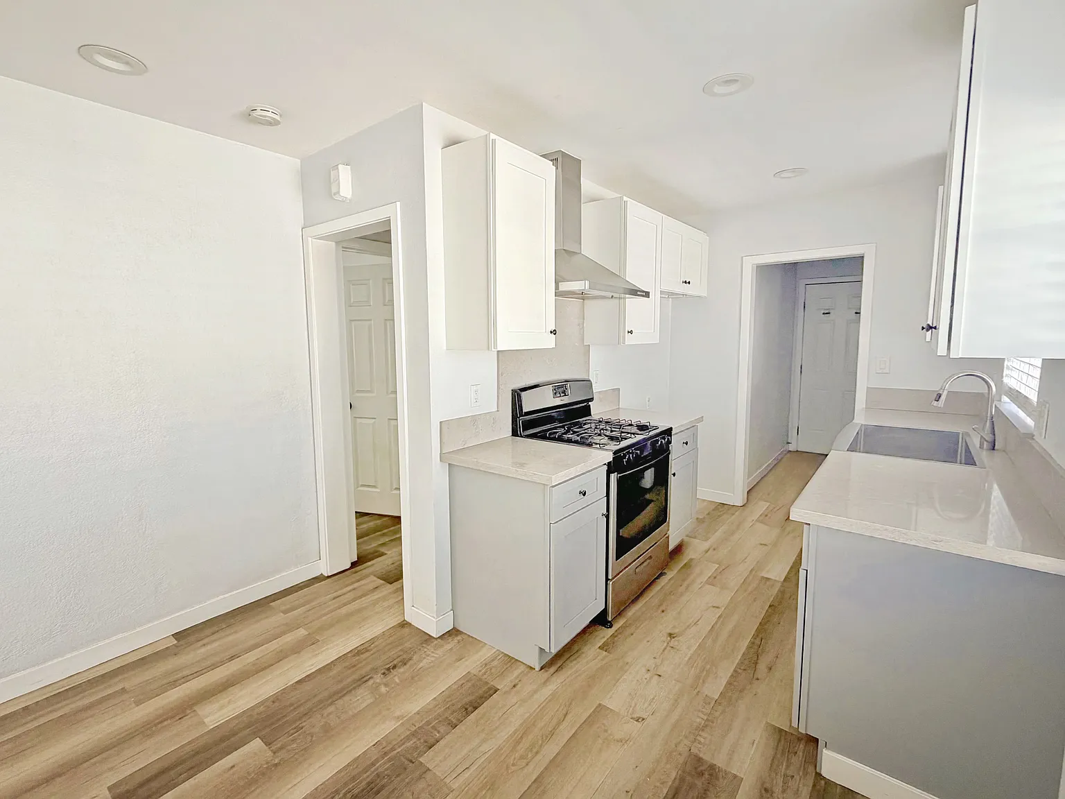 2 bed, 750 sqft, $2,525 — Photo 2