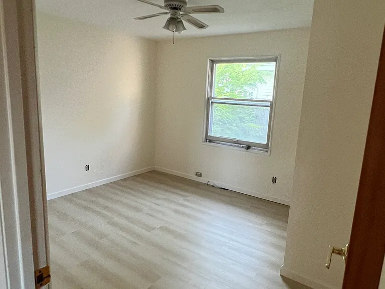300 Parkview Dr — Photo 9
