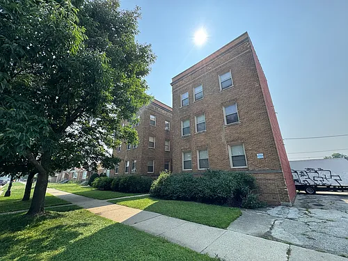 10212 S King Dr Photo 1