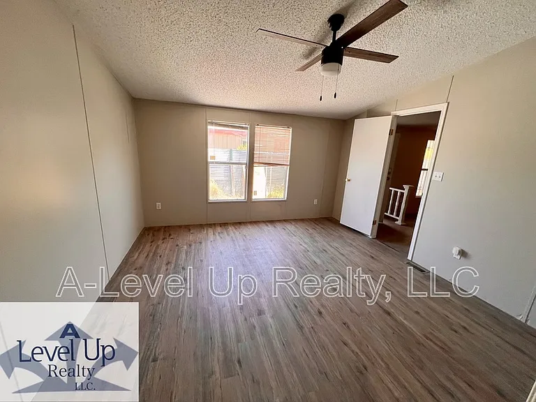 315 W Lee St — Photo 12
