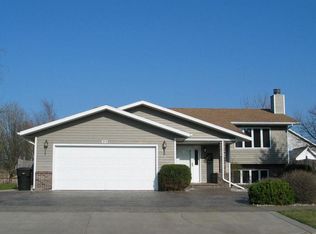 621 Plain Hills Dr, Grand Forks, ND 58201