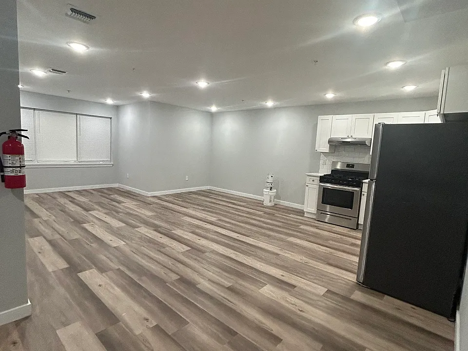 188 Lafayette St #403