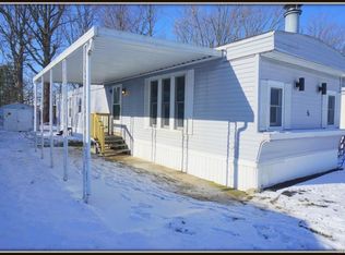 5 Crestwood Dr, Lockport, NY 14094