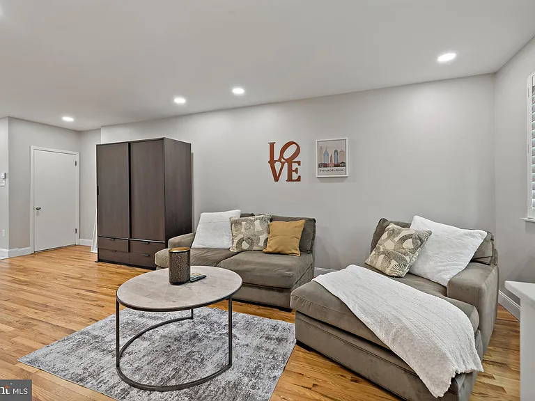 2126 S Iseminger St — Photo 4