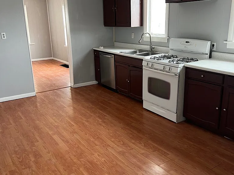 962 W 16th St #1 — Photo 2
