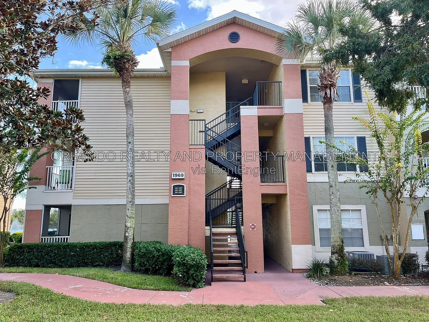 1 bed, 1.0 bath, 576 sqft, $1,299 — Photo 1