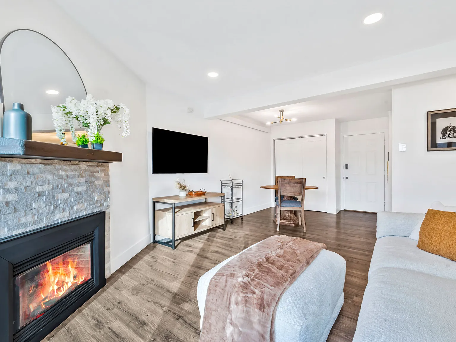 2 bed, 841 sqft, $3,200 — Photo 3