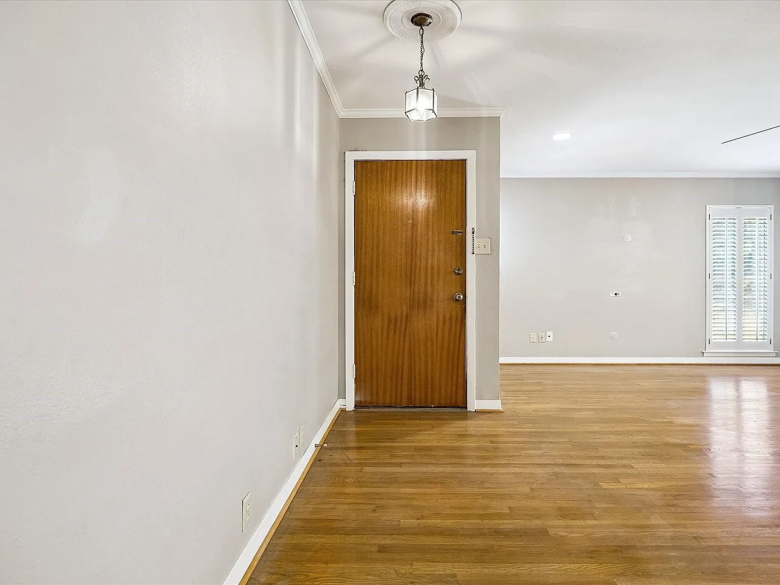 3 bed, 2.0 bath, 1947 sqft, $3,200 — Photo 3