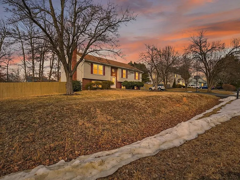 136 Stevens Dr — Photo 34