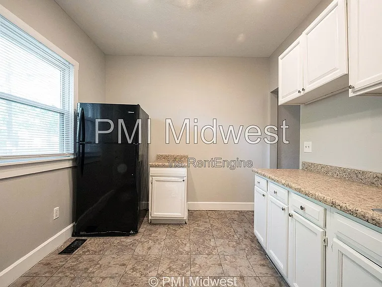 411 W 40th St — Photo 12