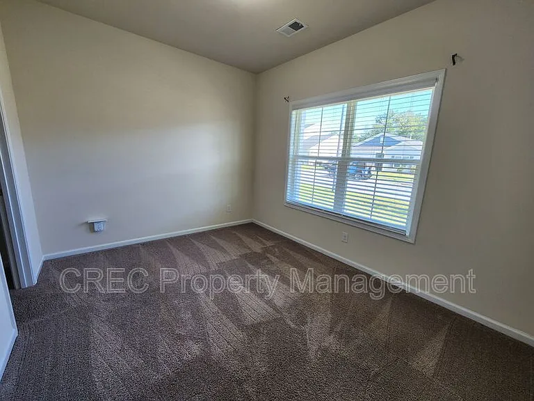 260 Hyrne Dr — Photo 4
