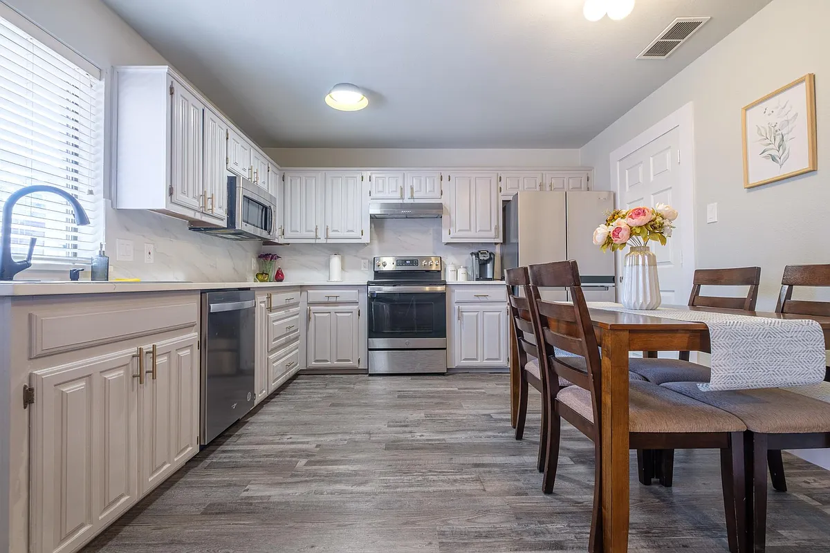 Building Photo - 9841 Camelot Dr