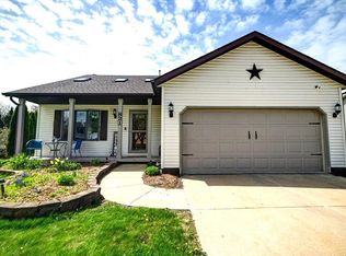 821 N Clover Ln, Cottage Grove, WI 53527