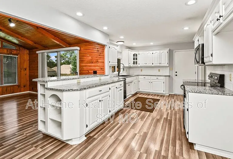 834 E Manchester Dr — Photo 5