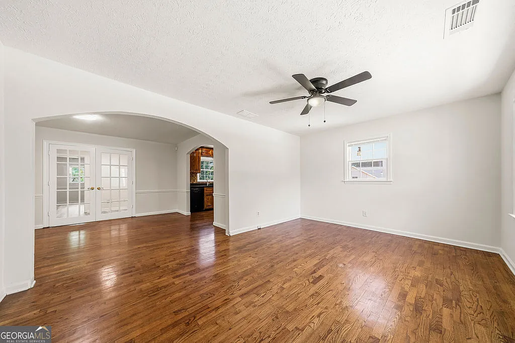 4 bed, 2.5 bath, 2000 sqft, $2,350 — Photo 2