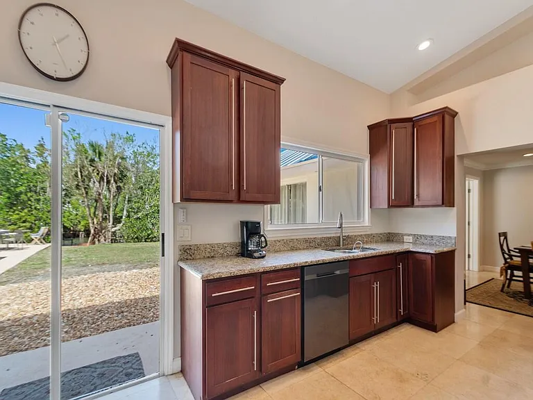 527 E Causeway Blvd — Photo 7
