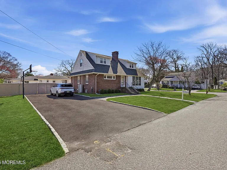 227 Chatham Ave — Photo 2