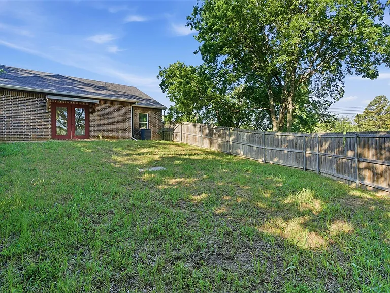 1731 W Elm St — Photo 17