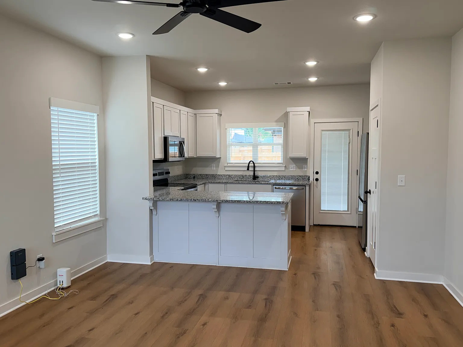 3 bed, 2.5 bath, 1475 sqft, $1,750 — Photo 2