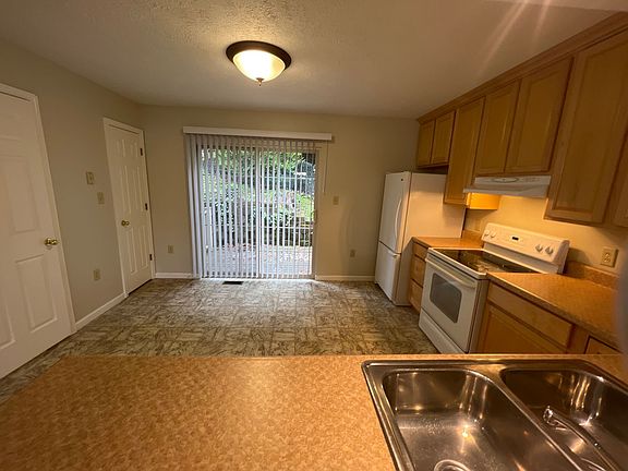 5th image of 8 Pineview Pl