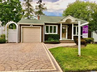 207 N Wisconsin Ave, Massapequa, NY 11758
