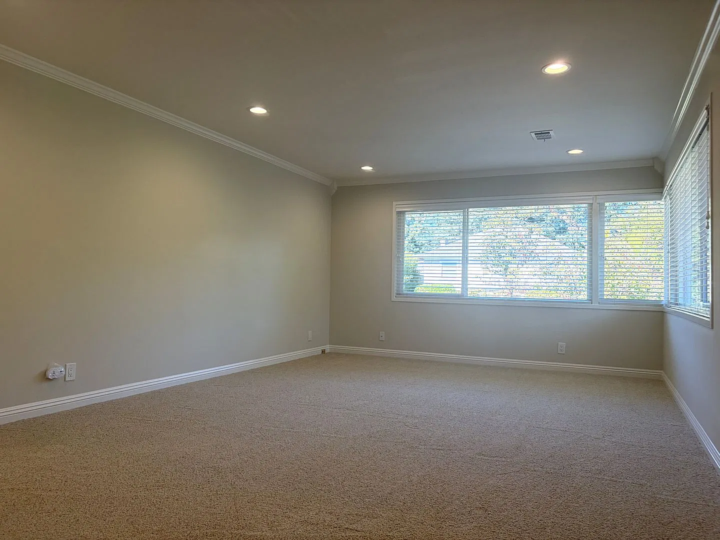 Updated Top Floor 2 Bedroom/1 Bathroom Apartment with in unit laundry — Photo 3