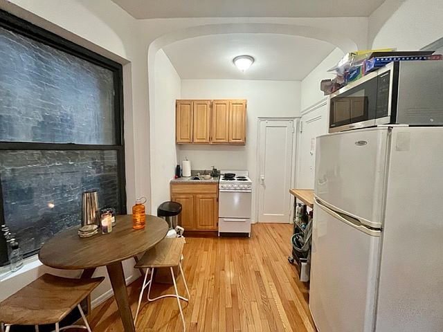 2nd image of 221 E 5th St APT 14