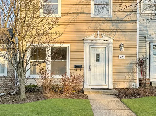1807 Largo Ct, Schaumburg, IL 60194