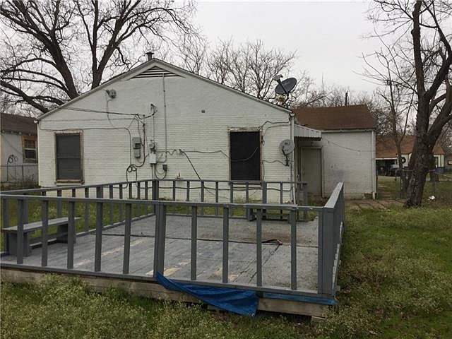 2nd image of 1109 Fort Worth St