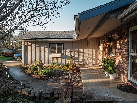 2nd image of 1141 NE Springwood Dr