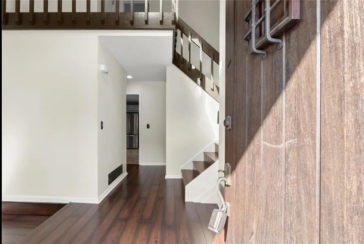 5 bed, 3.5 bath, 3042 sqft, $3,500 — Photo 2