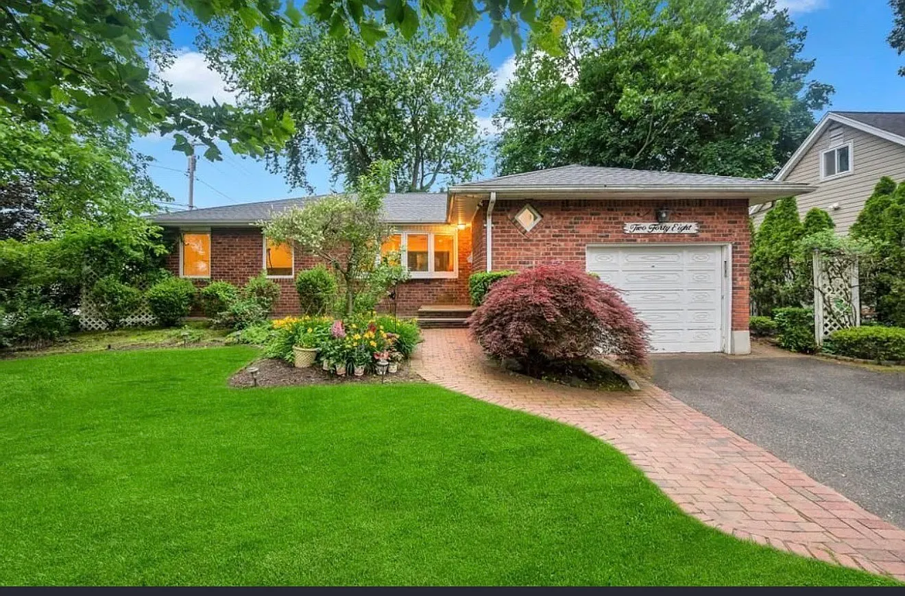 N Queens Ave, Massapequa — Photo 1