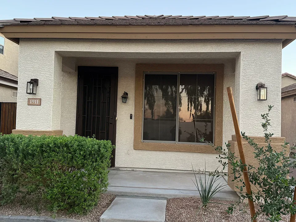 1911 W Gail Dr