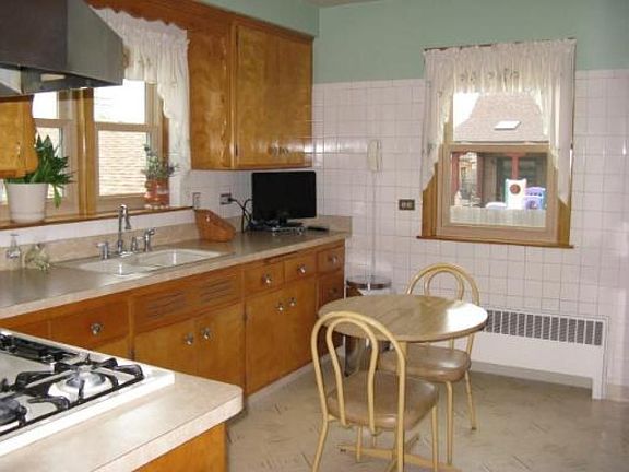 3rd image of 6255 W 93rd St