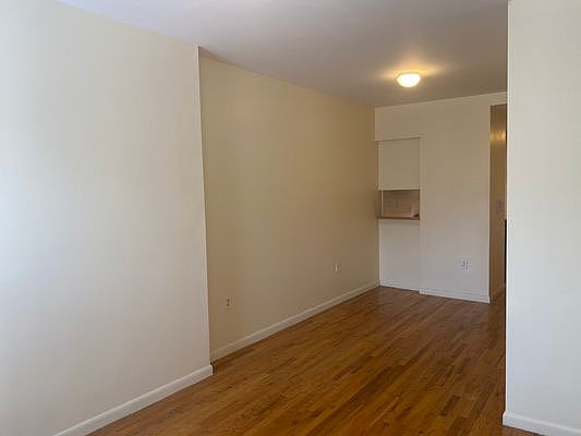 2nd image of 868 Jefferson Ave #2B