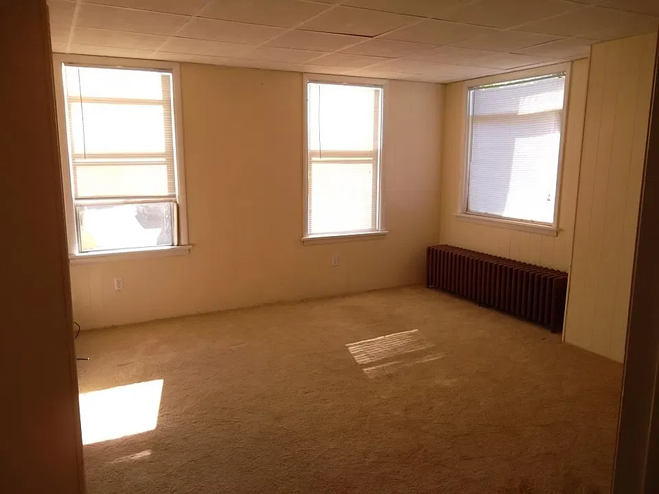 182 E 7th St #3
