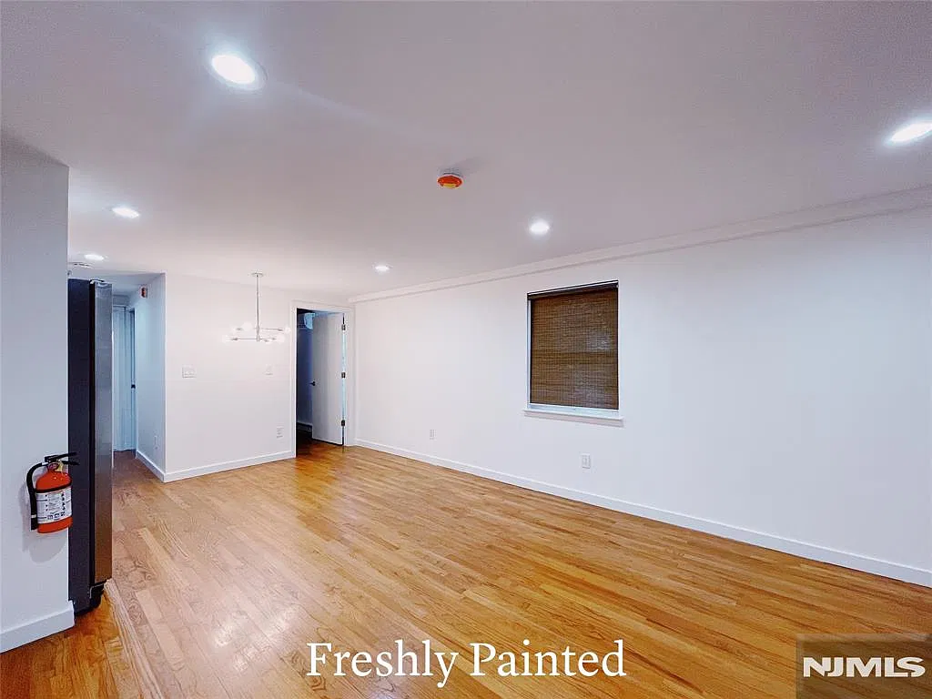 1 bed, 1.0 bath, $2,085 — Photo 2