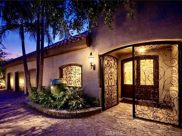 7218 Mulholland Dr — Photo 16