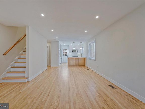 4th image of 409 Jefferson St NE