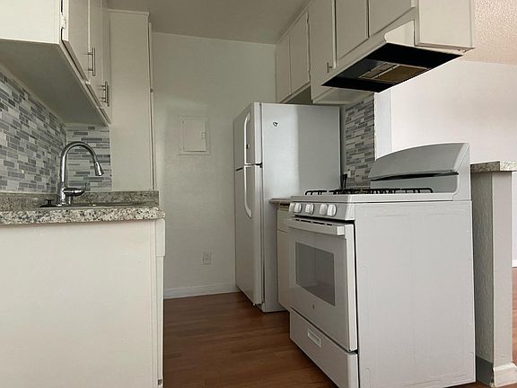 3rd image of 22411 Del Valle St APT 2