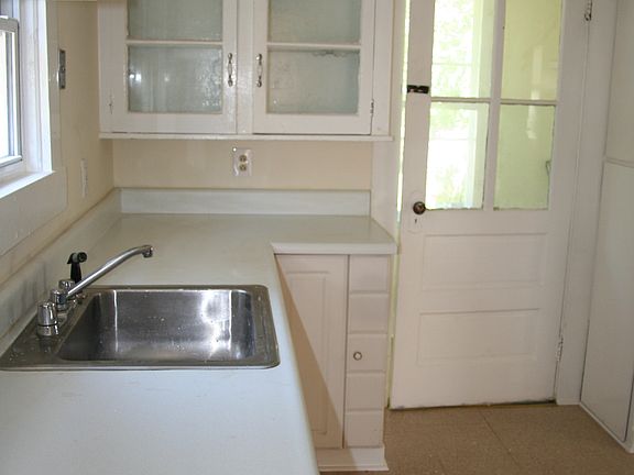 Kitchen-door leads to pantry